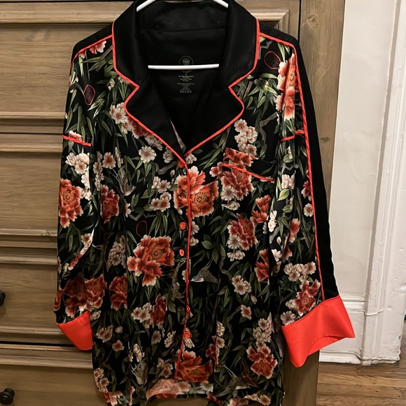 We are HaH. Floral Satin pajama set- gorgeous print. - Picture 2 of 4